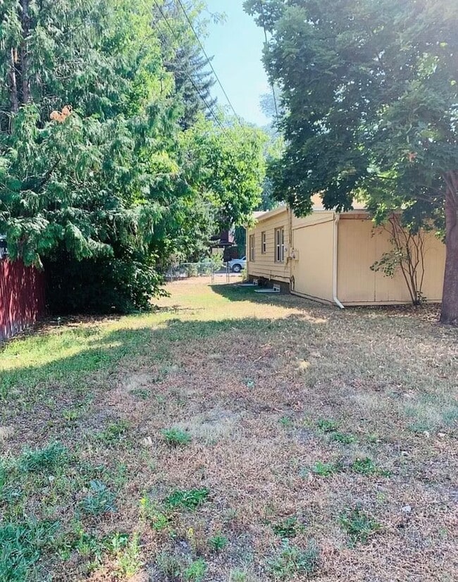Building Photo - $2,700 - 4 bed/2 bath House with fenced yard