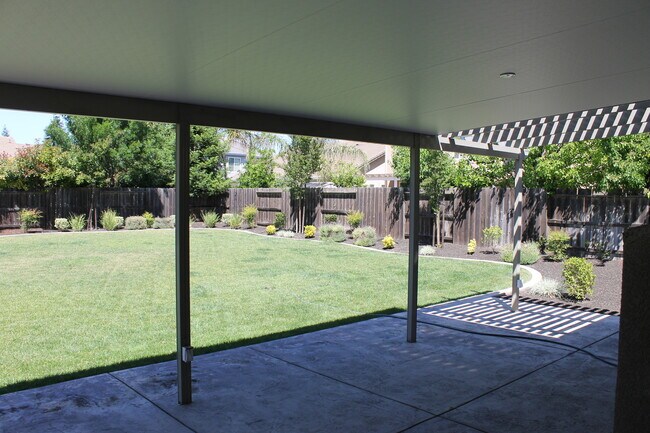 Building Photo - Gorgeous Five Bedroom Home in Beck Ranch