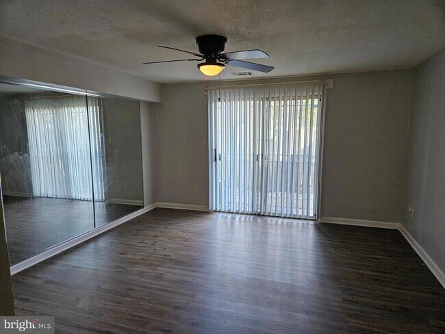 Foto del edificio - 1951 Dutch Village Dr