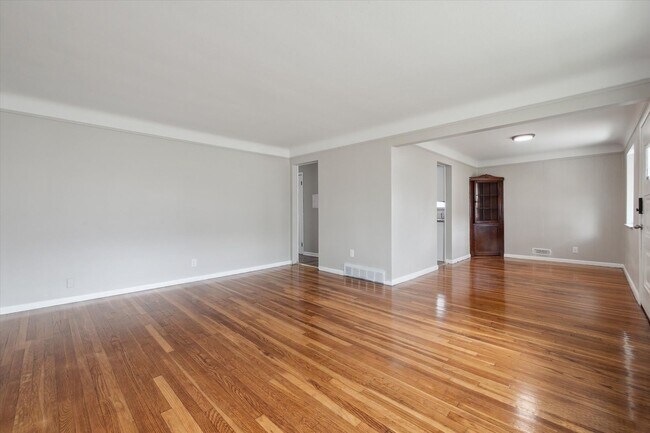 Building Photo - 5339 Elmwood Ave