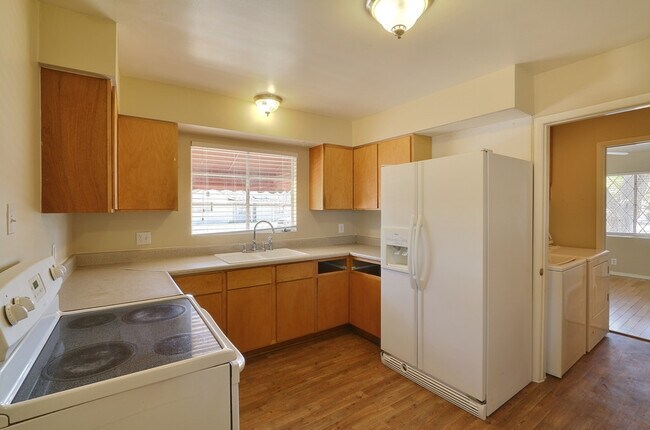 Foto del edificio - Spacious 3Bed/2Bath, 1-Story Ranch Home lo...