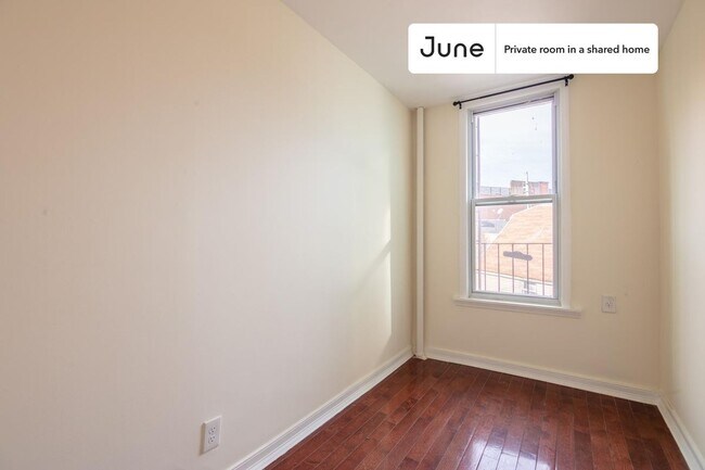 Foto del edificio - Private bedroom in 3 bed/1 bath Home