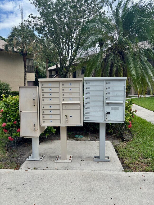 Foto del edificio - 8299 Boca Glades Blvd E