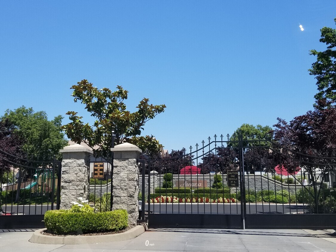 Foto principal - East Roseville - 3 Bdrm, 2 Bath located in...