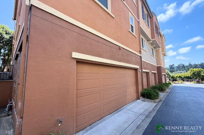 Building Photo - Spacious 3 bedroom, 2.5 Bathroom Condo in ...