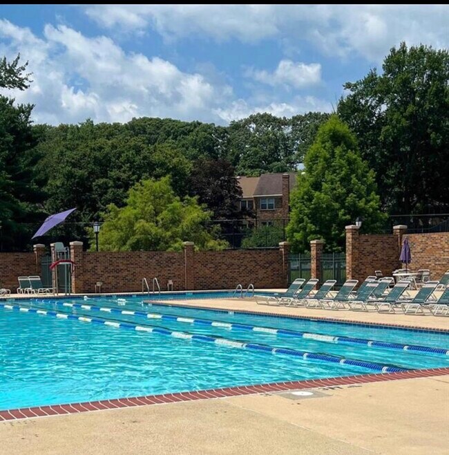 Foto del edificio - 11423 Commonwealth Dr