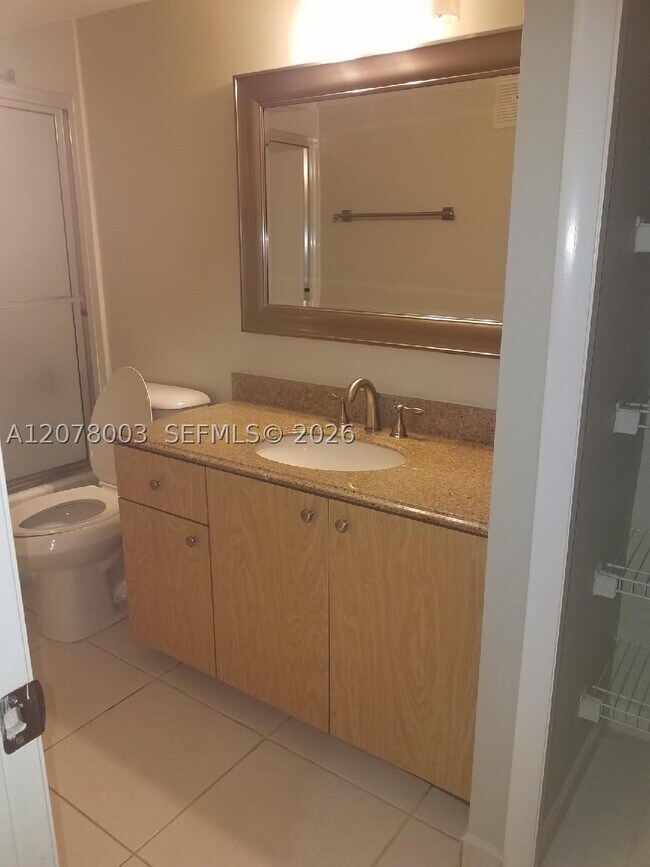 Building Photo - 220 Lakeview Dr