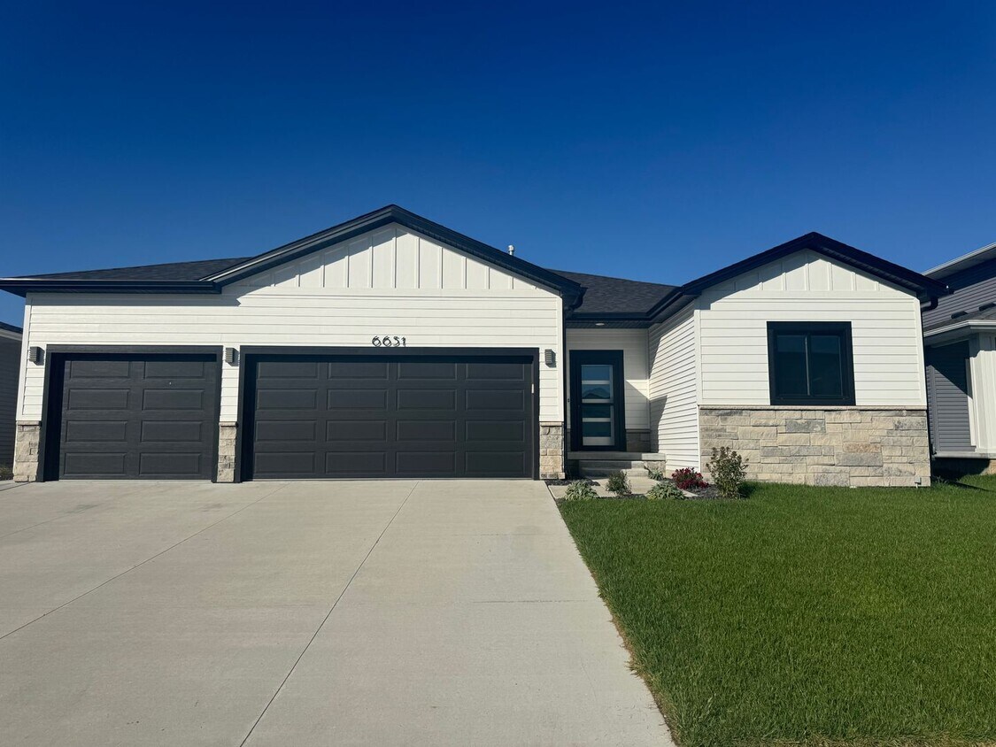 Foto principal - 5 bedroom 3 bath in SW Lincoln