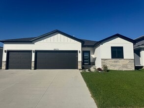 Building Photo - 6651 Verano Dr