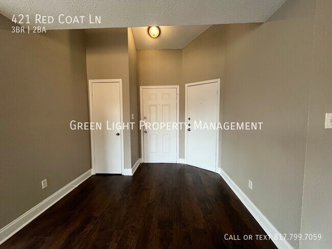 Foto del edificio - 421 Red Coat Ln