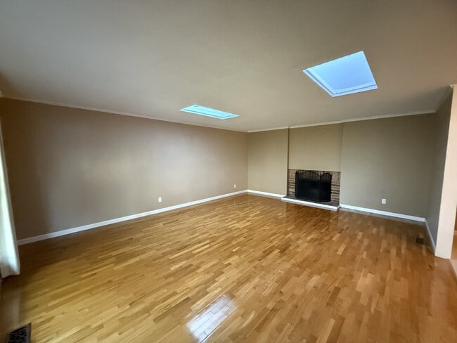 Foto del edificio - Spacious 4-Bedroom Retreat in Renton Available!