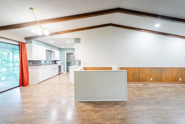 Building Photo - Spacious 3 Bedroom, 3 Bath Two story home!!