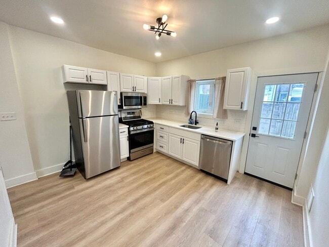 Building Photo - 2644 Tilton St