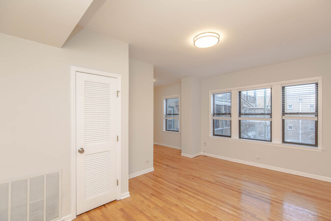 Building Photo - 5626 N Clark St