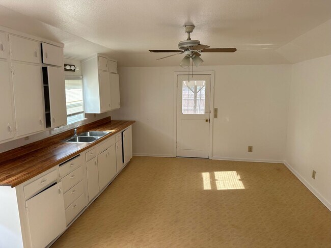 Building Photo - 443 S T St