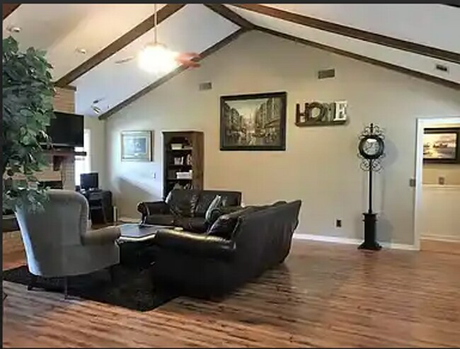 Foto del edificio - Charming 3 Bed, 2 Bath Home with New Floor...
