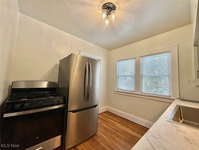 Building Photo - 1319 Lakewood Ave