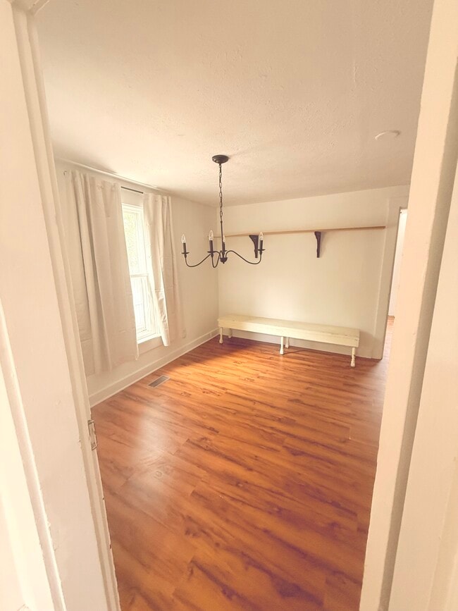 Dining - 526 E 9th St
