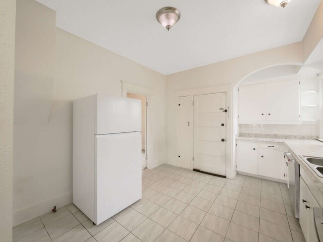 Building Photo - 3 Bed and 1 Bath Beautiful Duplex is Available for Rent!