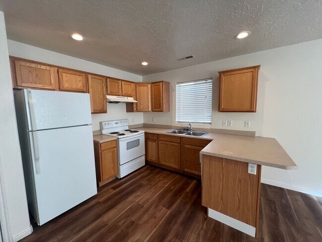 Foto del edificio - 3 bedroom, 2 bathroom twin home in Cedar Willows