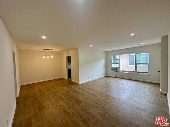 Building Photo - 1114 S Sherbourne Dr