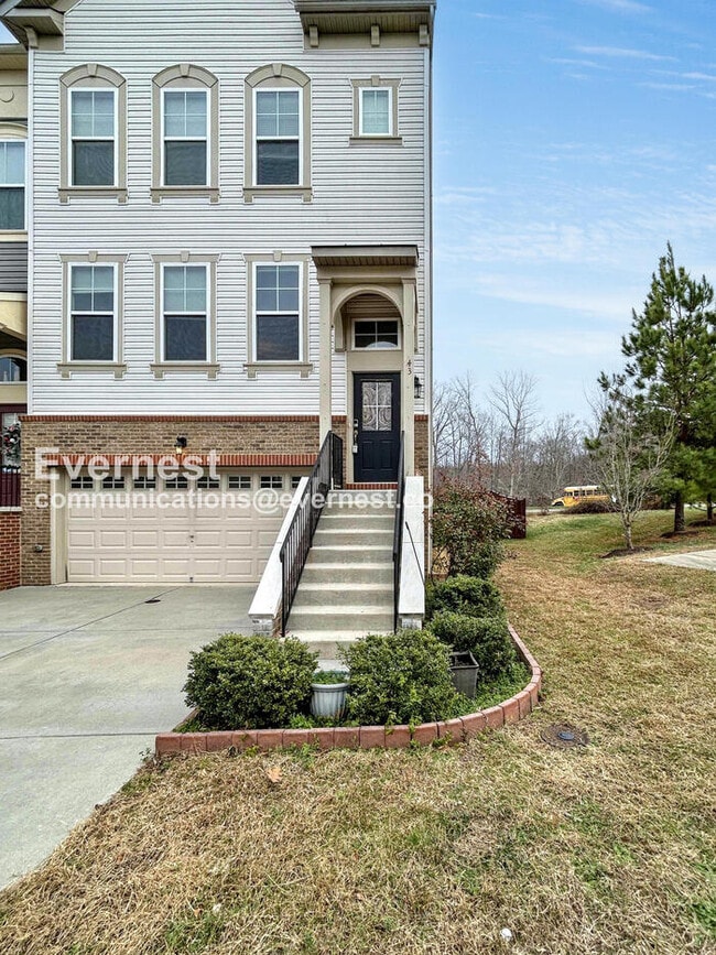 Building Photo - Spacious Town Home with Attached Garage and Modern Amenities