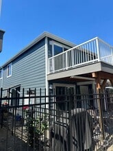 Building Photo - 517 Burnett Ave S