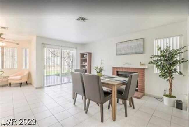 Foto del edificio - 8369 Hidden Hills Dr