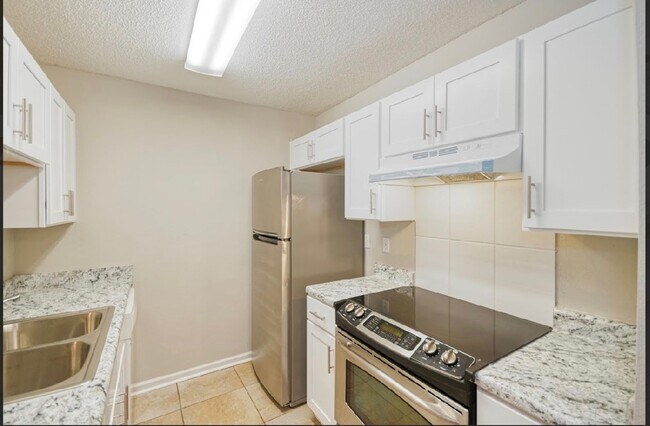 Foto del edificio - Fully renovated 3 BR/ 2 BA townhome off of Capital Park Circle