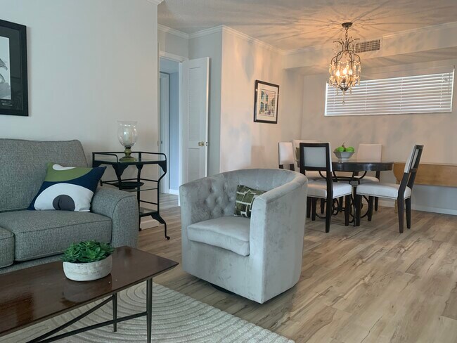 Muebles completamente nuevos - 21 Colonial Club Dr