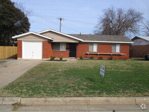 Building Photo - 1305 Milmo Dr