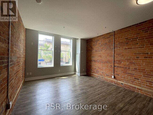 Photo du bâtiment - 2870 Dundas St W
