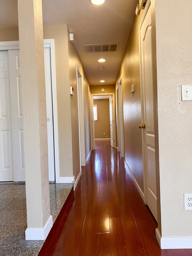 Building Photo - 2061 Peachtree Cir