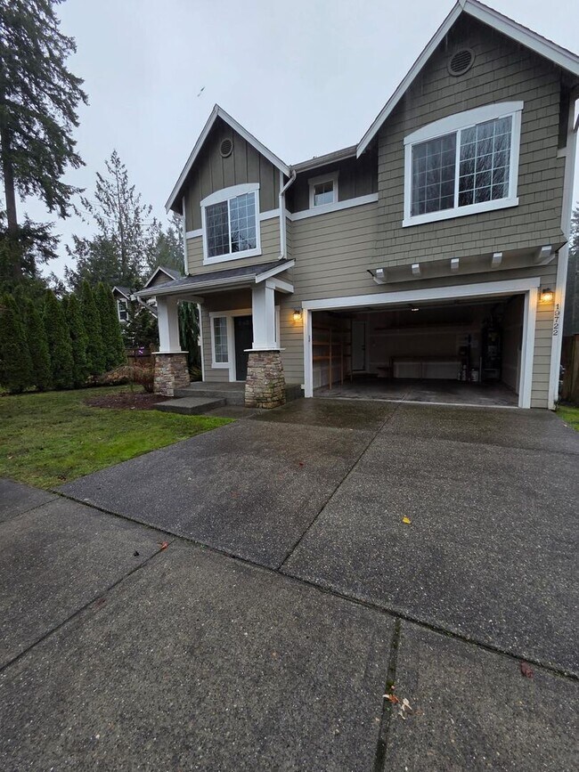 Foto del edificio - Beautiful 3-Bed Home with Private Yard and Modern Upgrades