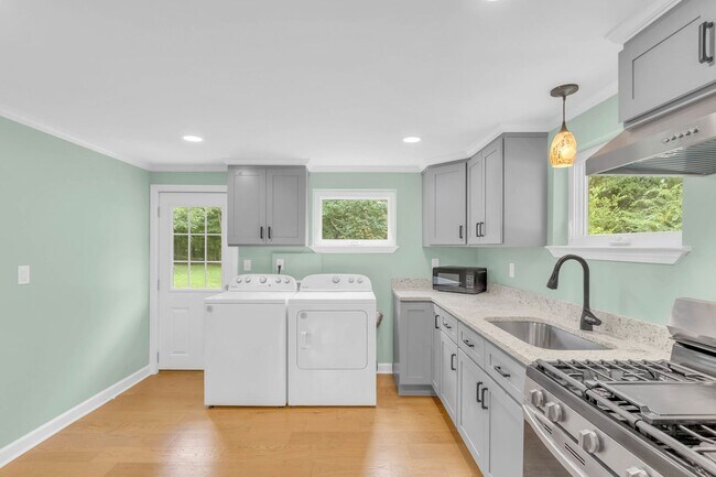 Building Photo - Easy Living in Red Bank!