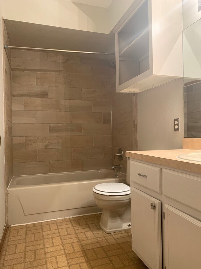 Foto del edificio - Westside Duplex for Lease near Sooner Mall!!!