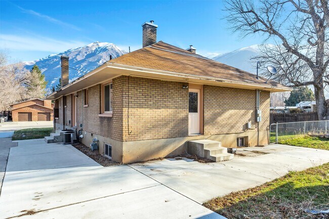 Building Photo - 502 E Center St