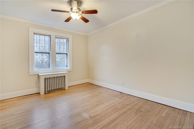 Foto del edificio - 11 Quaker Ln N