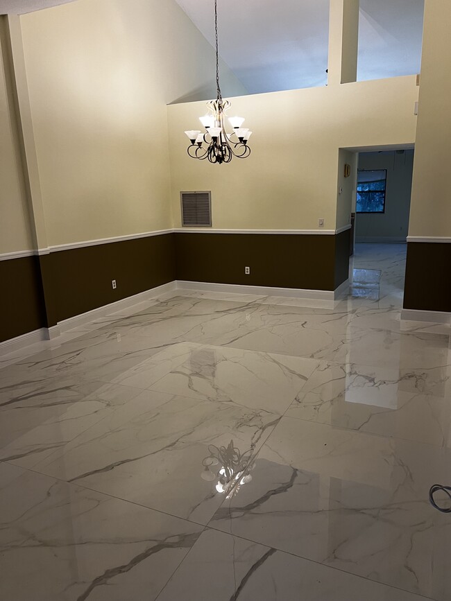 Foto del edificio - 12449 Guilford Way