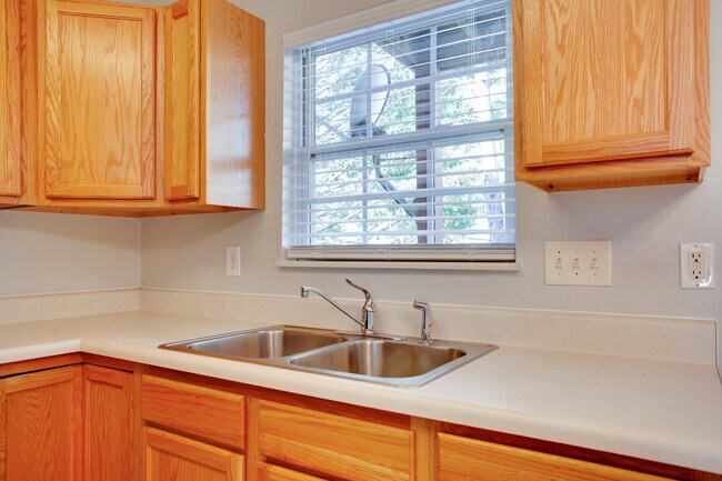 Building Photo - 1653 Maple View Way
