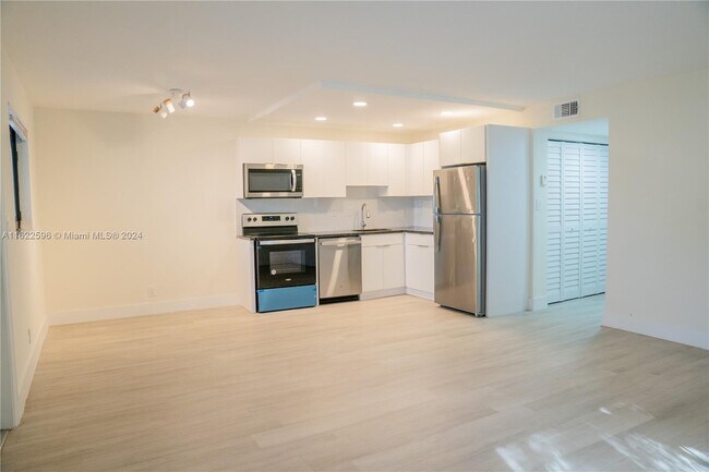 Foto del edificio - 615 NE 26th St