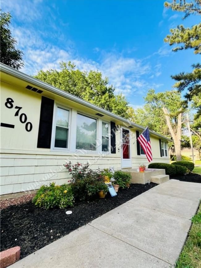 Foto del edificio - Charming 3 Bed 2 Bath Home-Coming SOON!