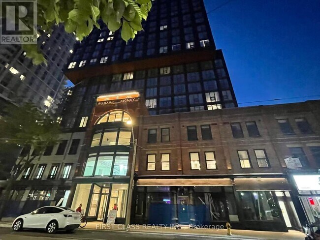 Photo du bâtiment - 100 Queen St E