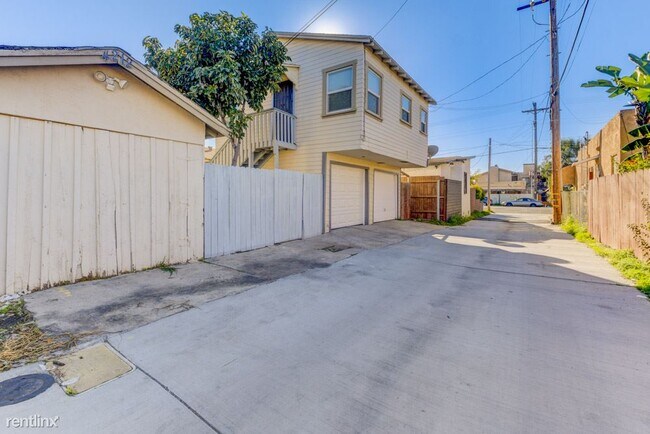Foto del edificio - 1 br, 1 bath Condo - 4208 Van Dyke Avenue
