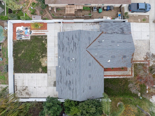 Building Photo - 9855 Douglas Ave