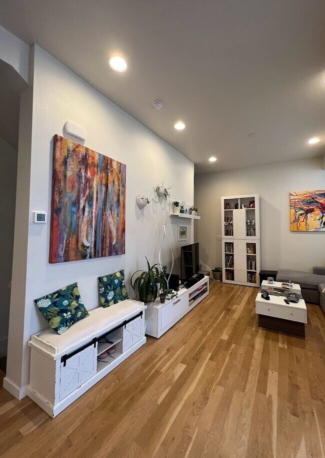 Building Photo - Modern Townhouse in Can't Beat Location - Available 8/1