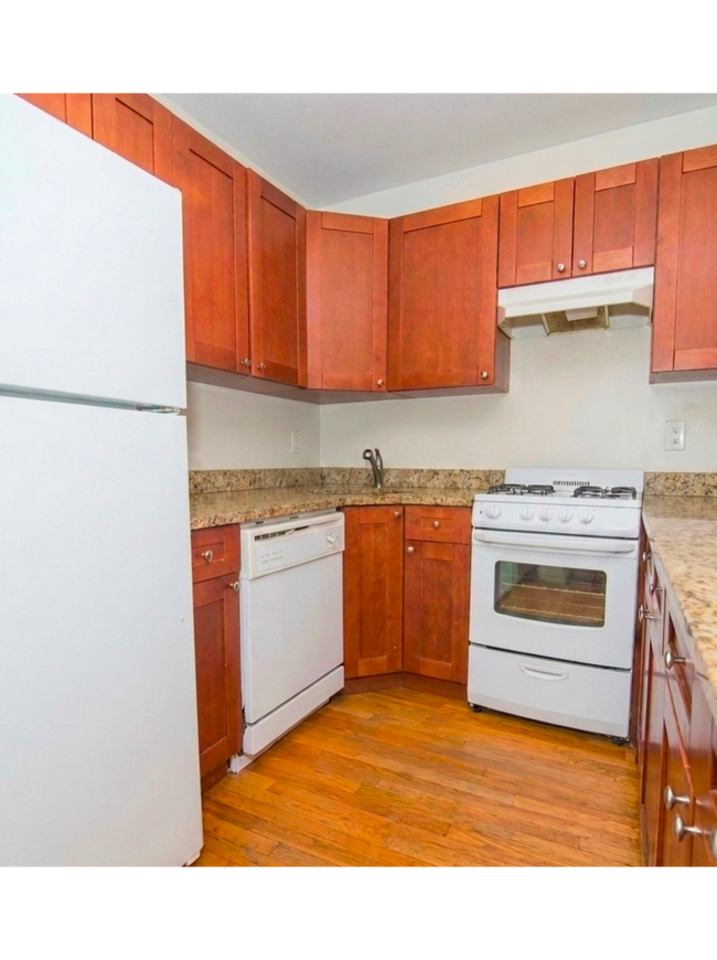Foto del edificio - Beautiful Brookline 3-bed with Heat/HW Incl