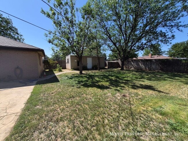 Building Photo - 2805 James Louis Dr