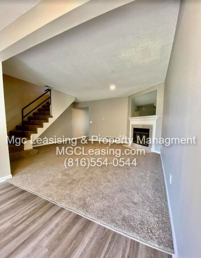Foto del edificio - Big Beautiful Townhome in Lee's Summit!