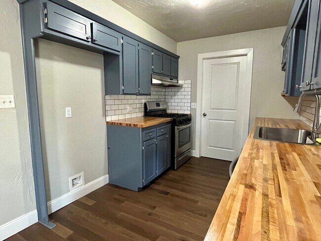 Building Photo - Beautiful Remodeled 4 bed 2 bath!